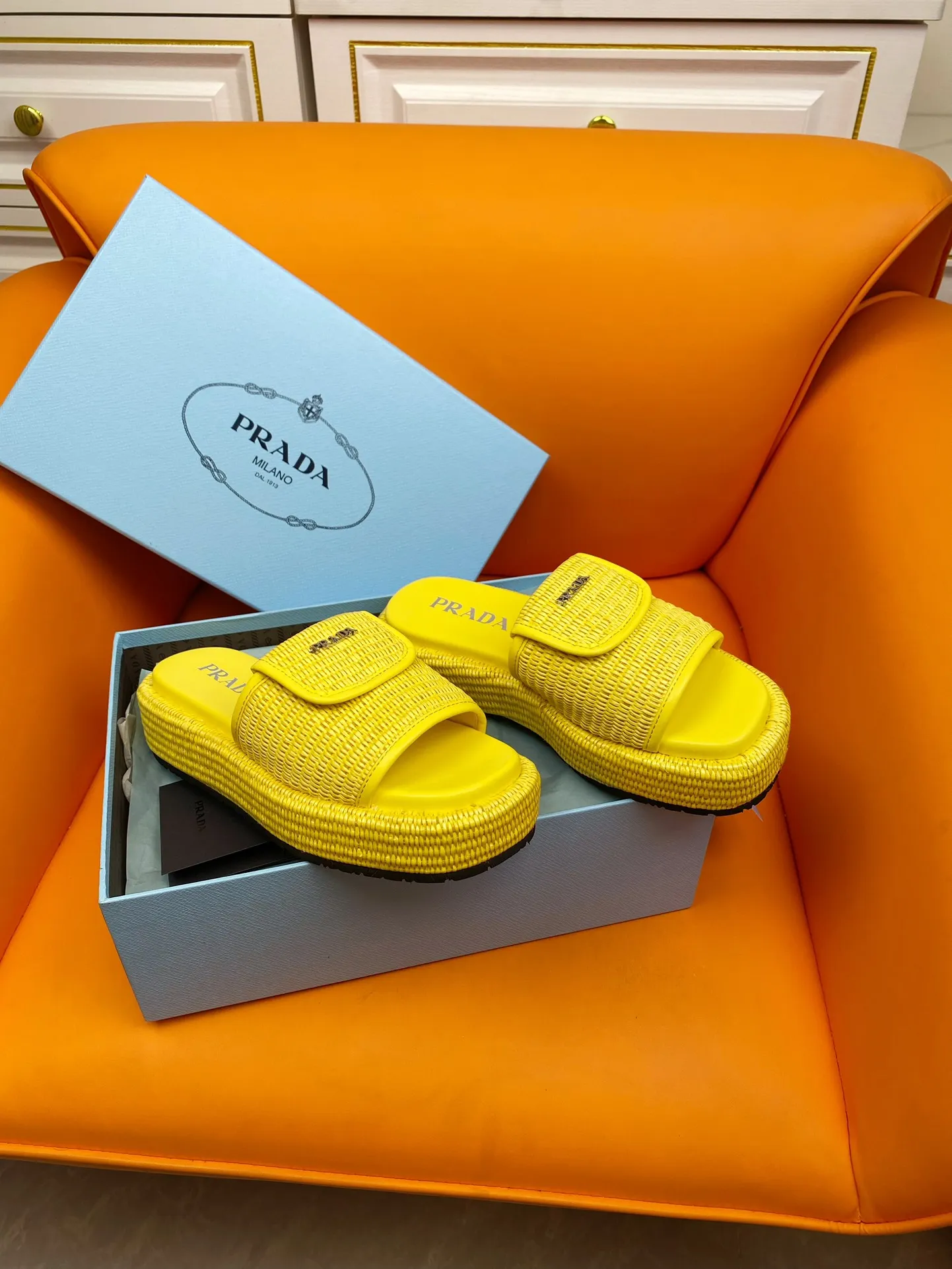 👟👟Ex-factory price 520👟👟 PRADA 2024ss raffia woven slippers This year's popular straw series, lazy people's must-have slippers are so good-looking on the feet. The whole pair of shoes is light, comfortable and bright colors meet the various choices of fashionable people of different styles! Original custom-made raffia Sheepskin lining 1:1 open mold outsole Size number: 35-39 (40 customizations are not returnable)